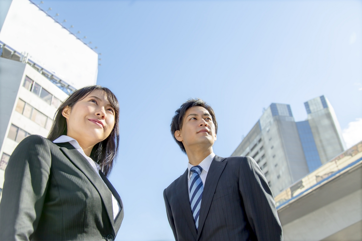 社会人の男女