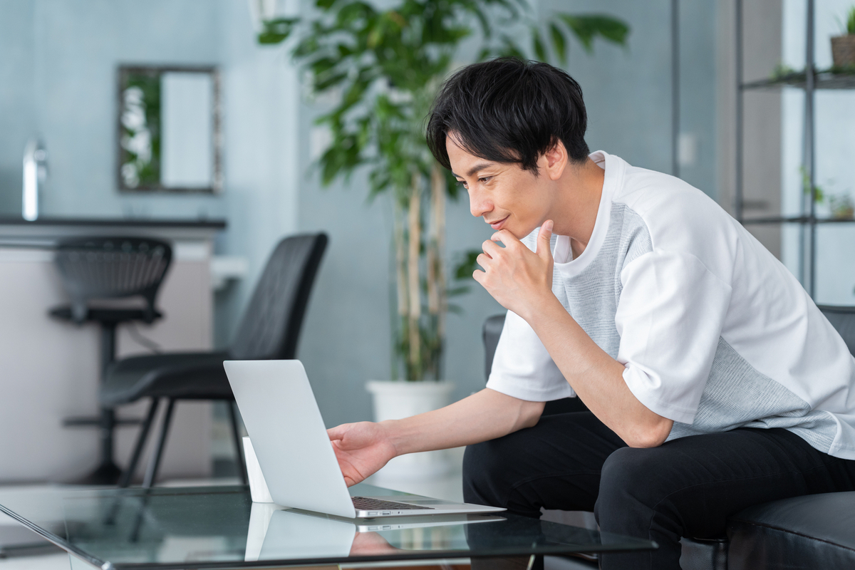 パソコンに向かい男性