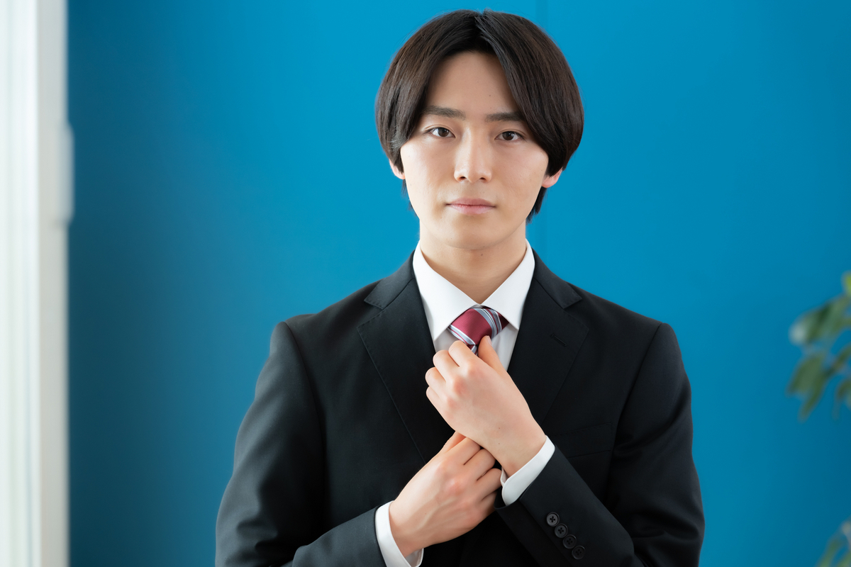 ネクタイを整える男性