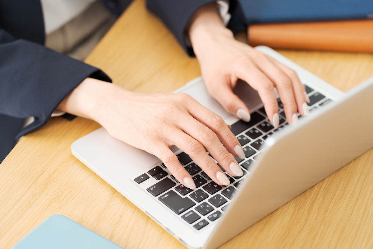 タイピングをする手元