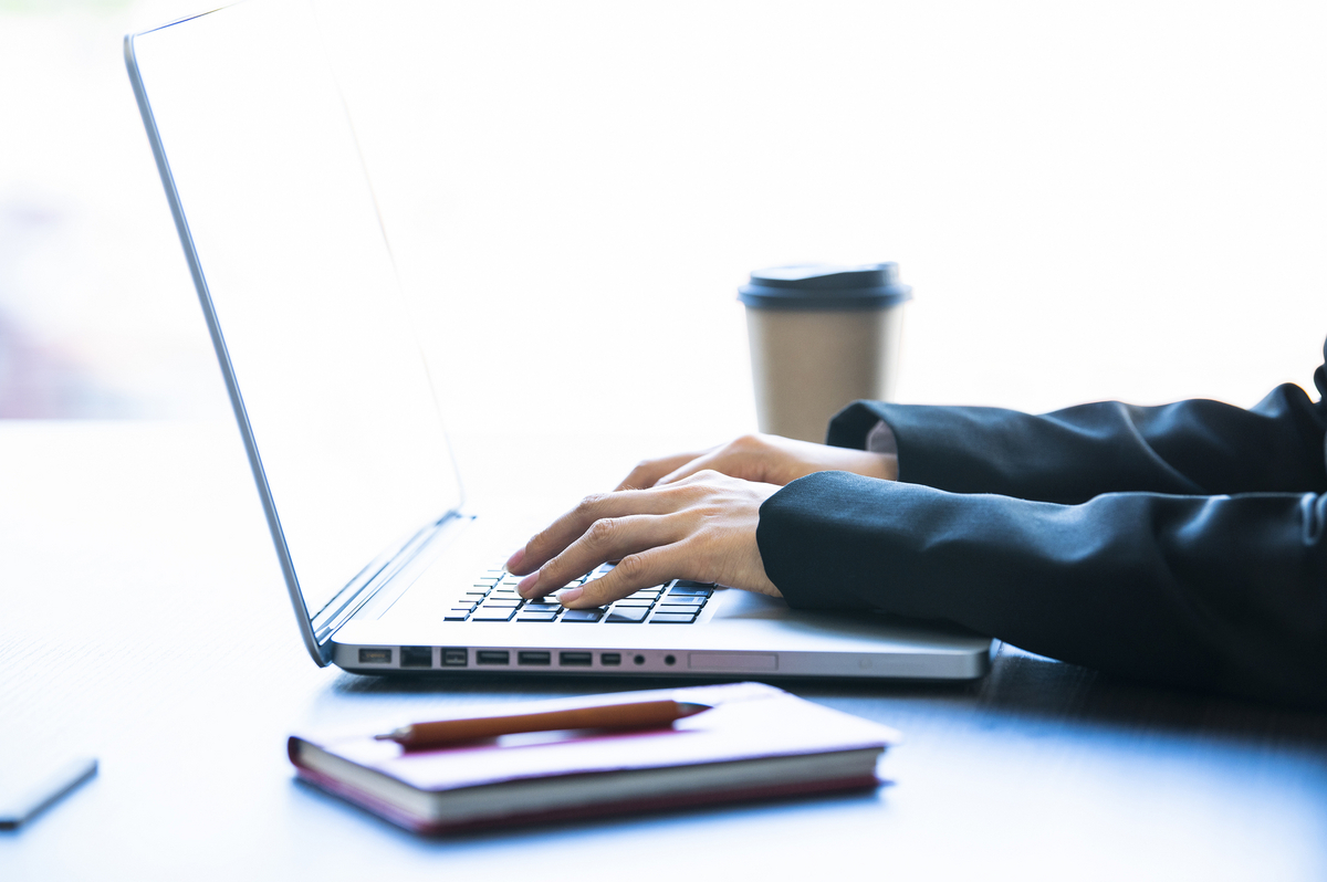 タイピングをする手元