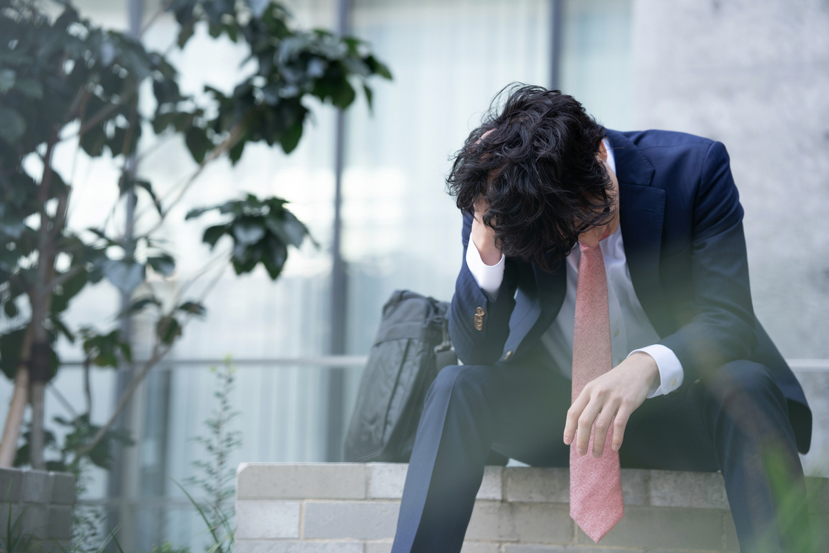 落ち込む男性