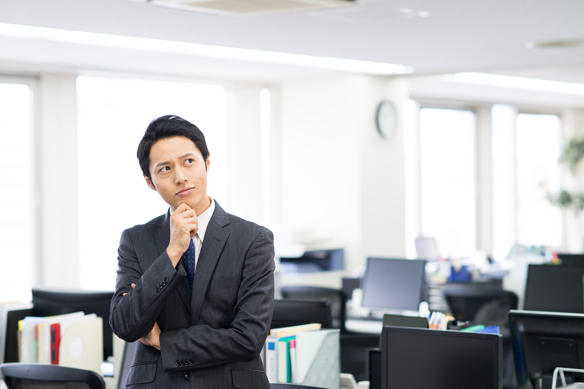 考え事をする男性