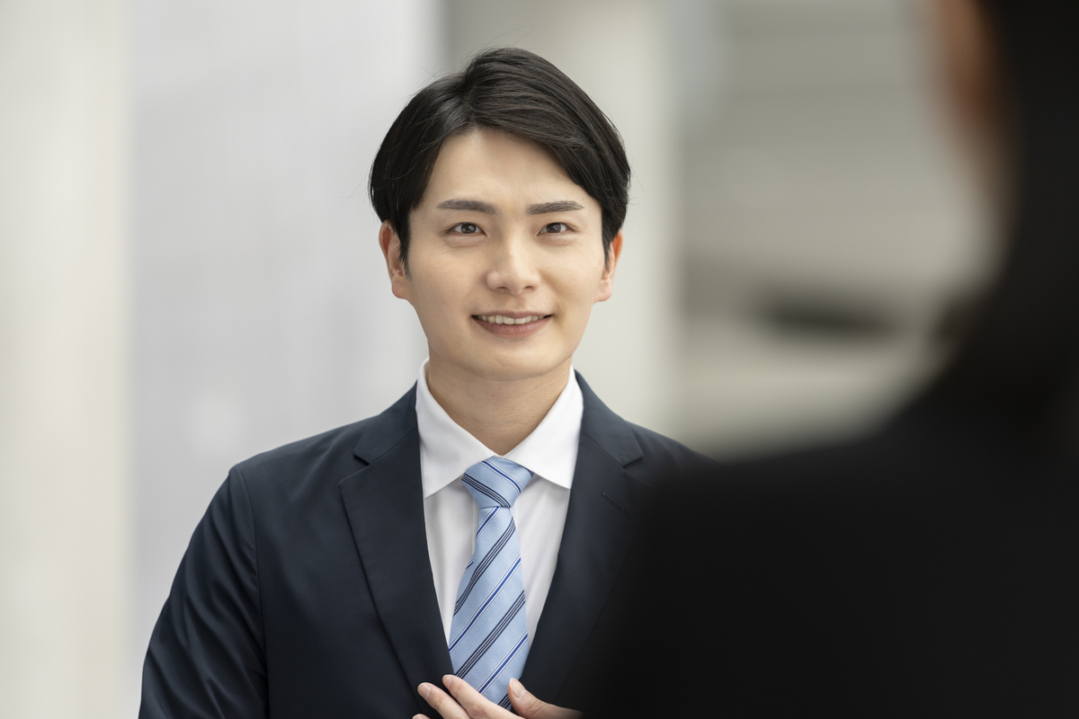 面接で話す男性