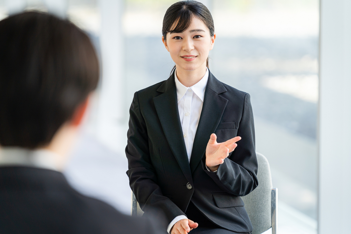 面接を受ける女性