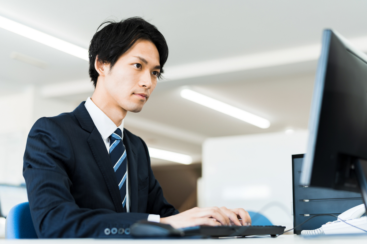 デスクワークをする男性