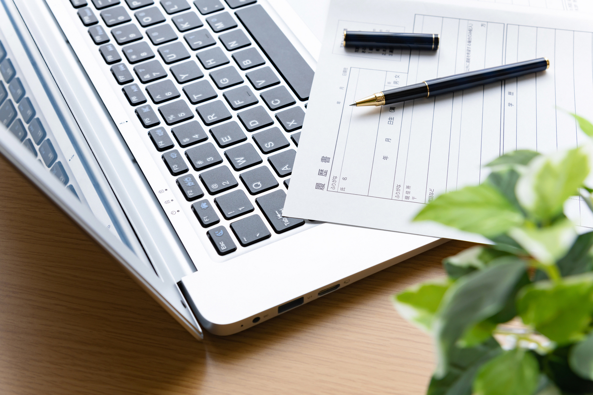 履歴書とペンとパソコン