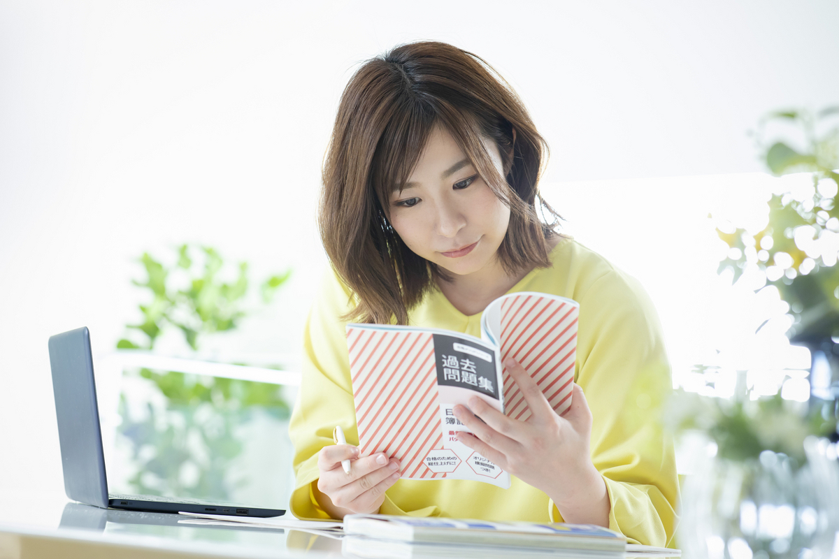資格の勉強をする女性