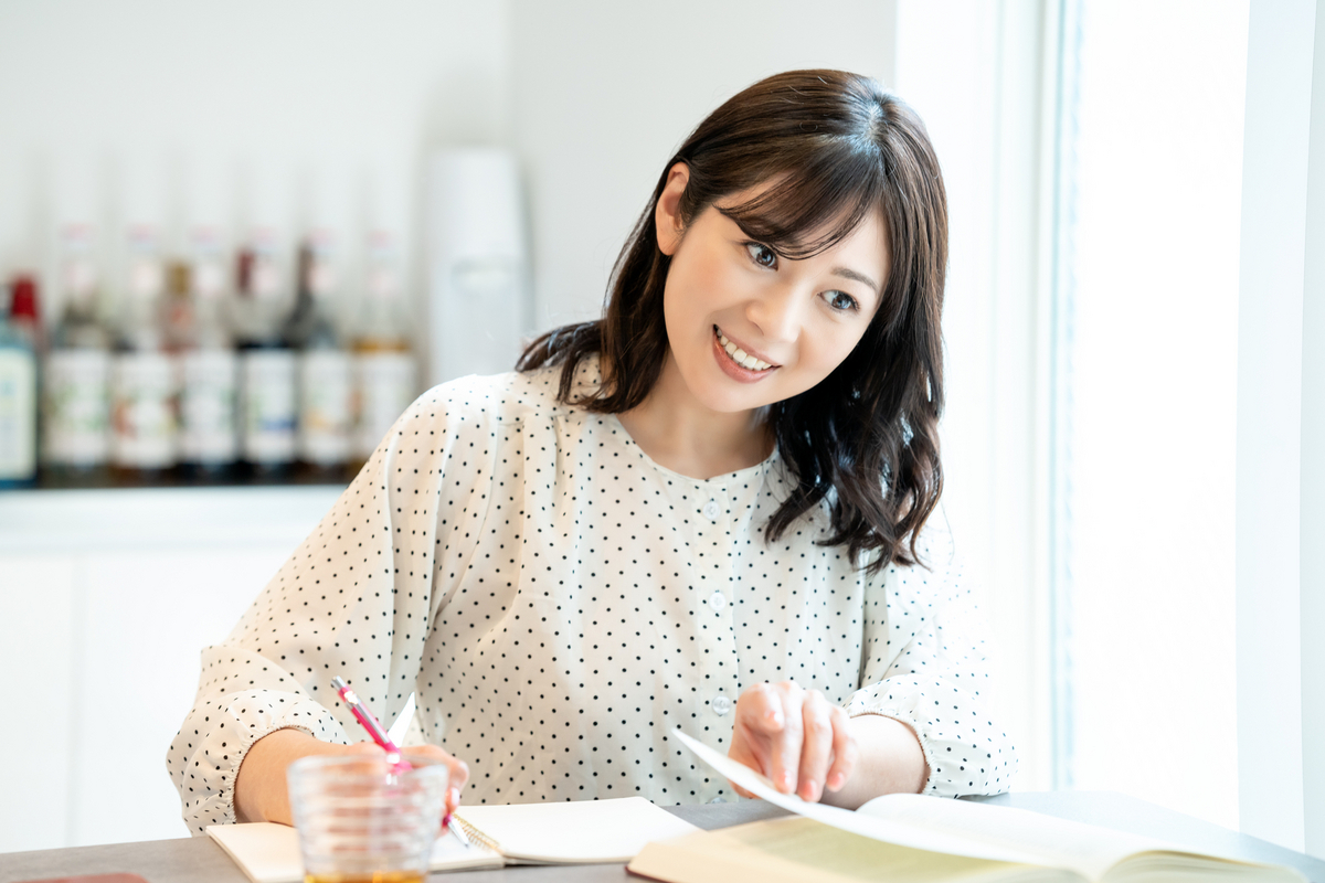 勉強をする女性