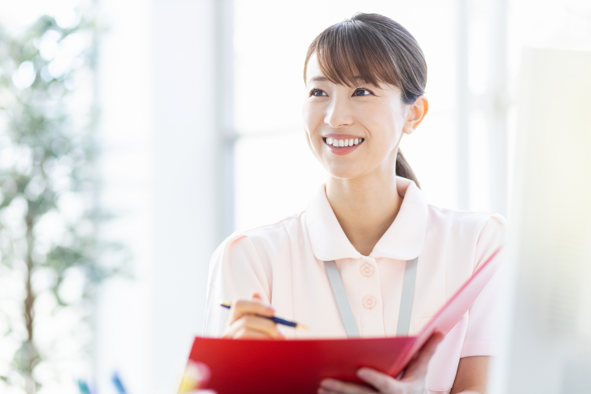 医療事務に従事する女性