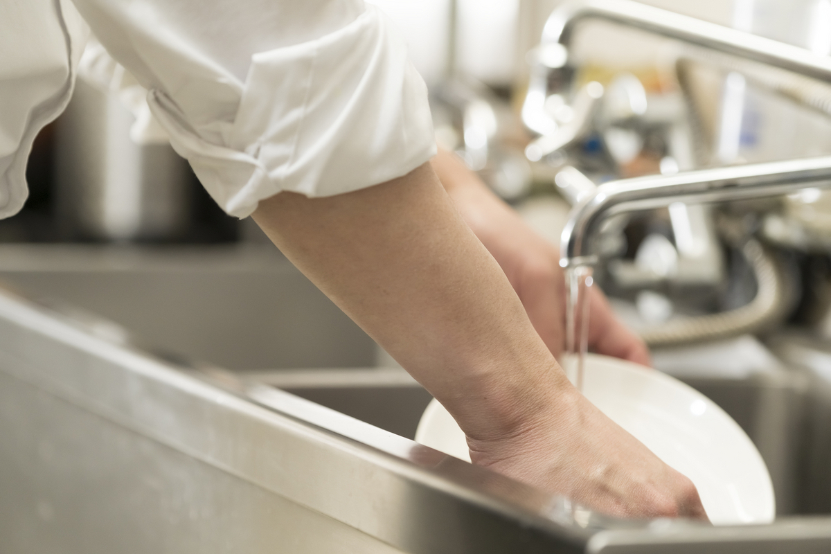 皿洗いをする手元
