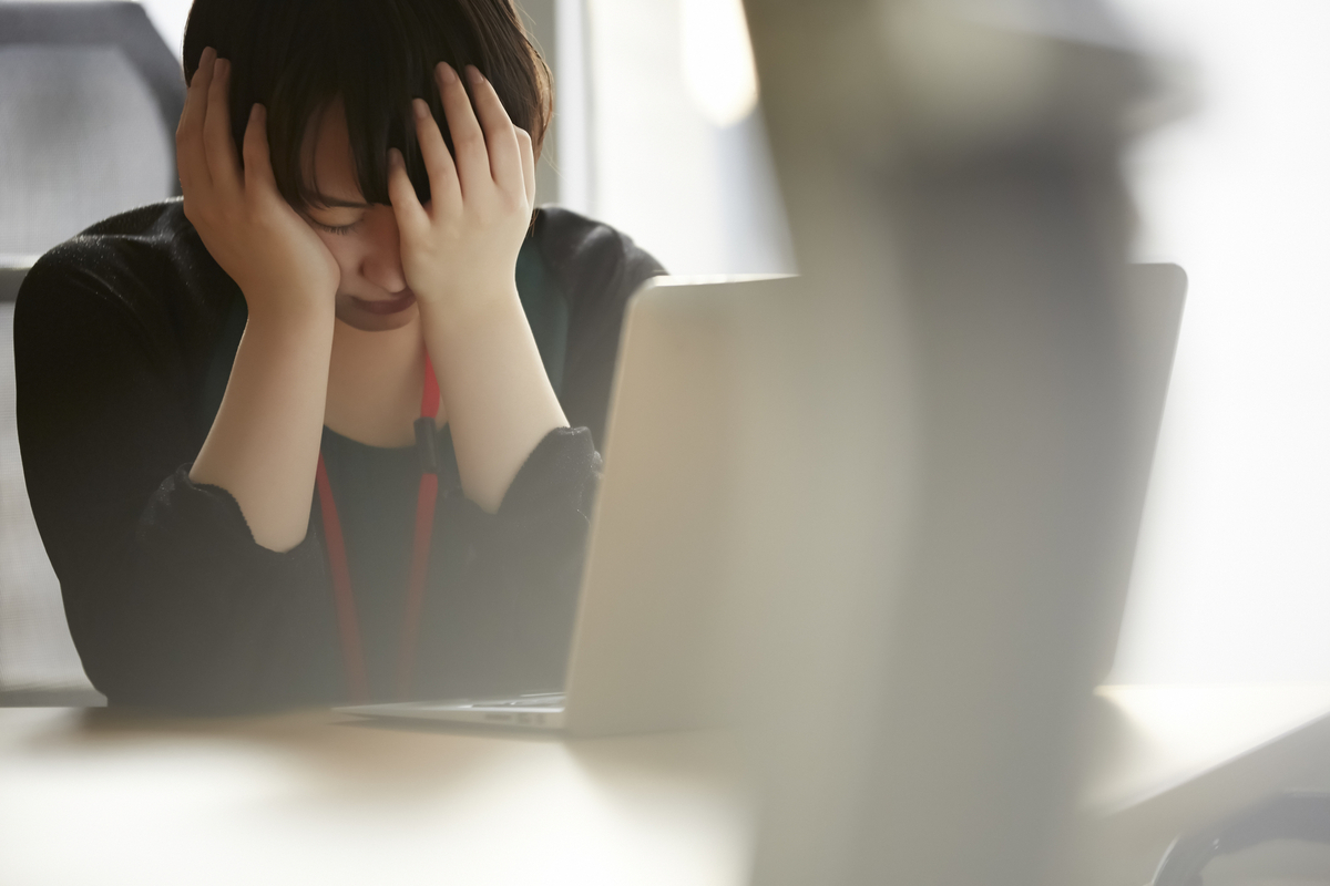 頭を抱える女性