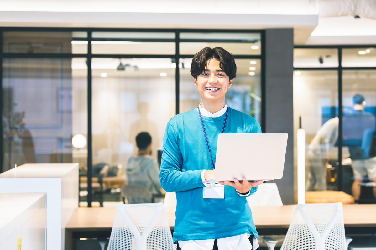 パソコンを手にしている男性