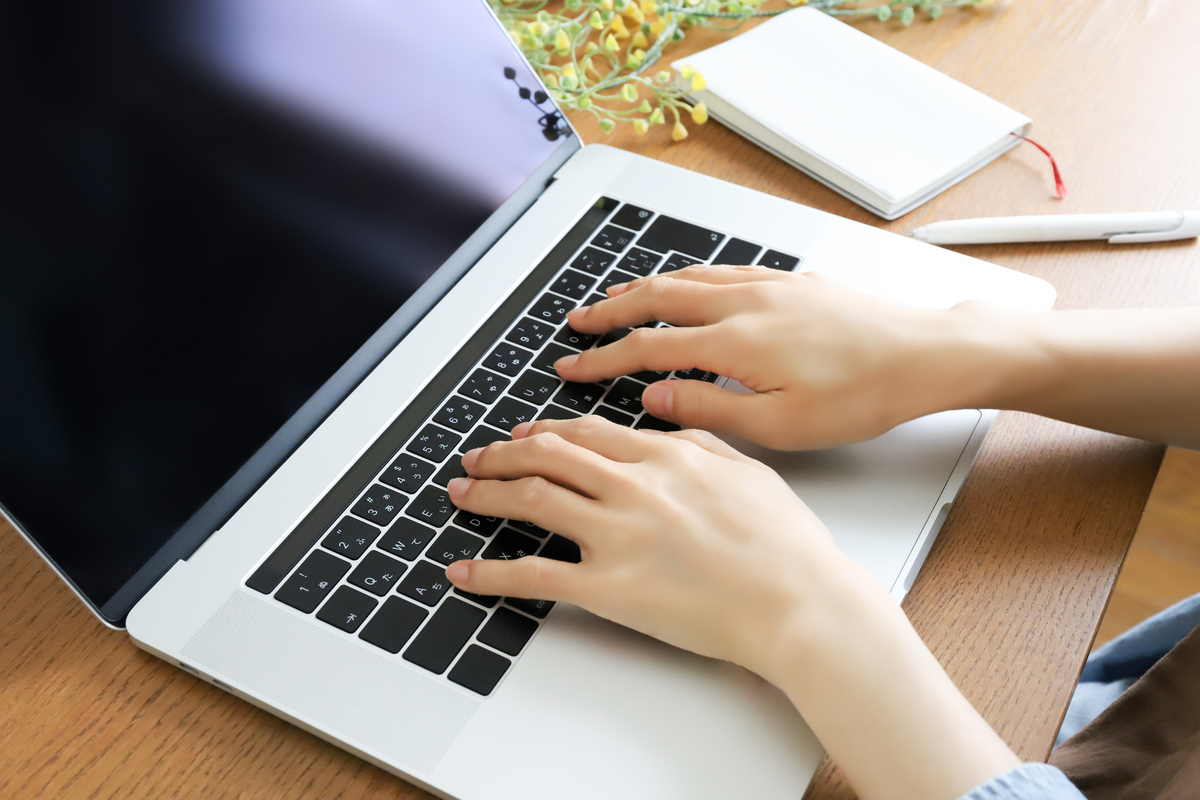 パソコンを操作する手元