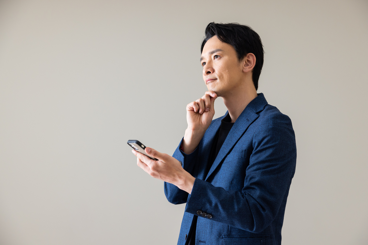 考え事をする男性