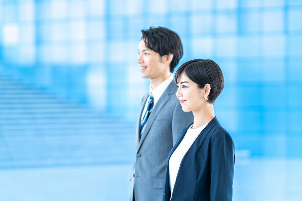 男女のビジネスパーソン