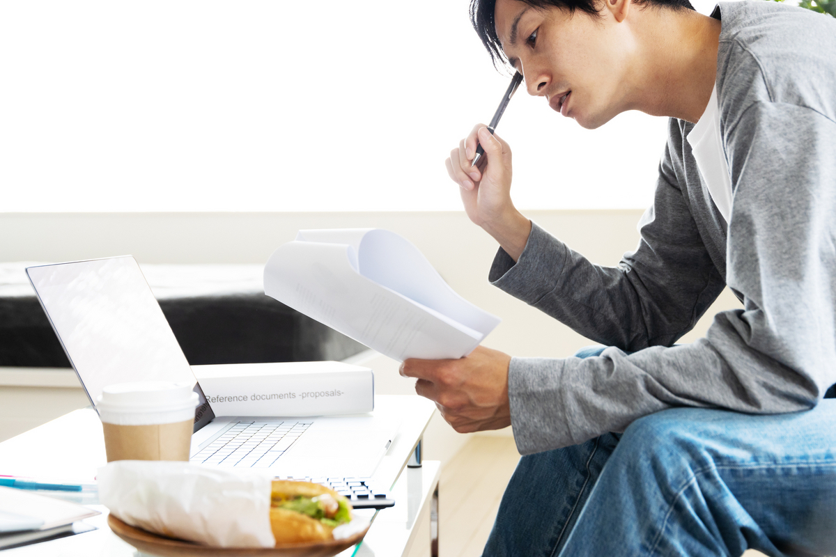 調べ物をする男性