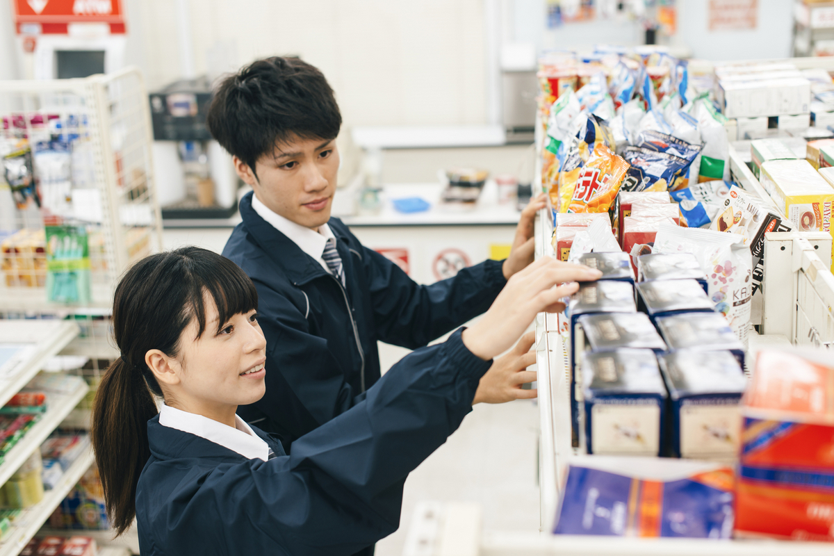 コンビニで働く女性