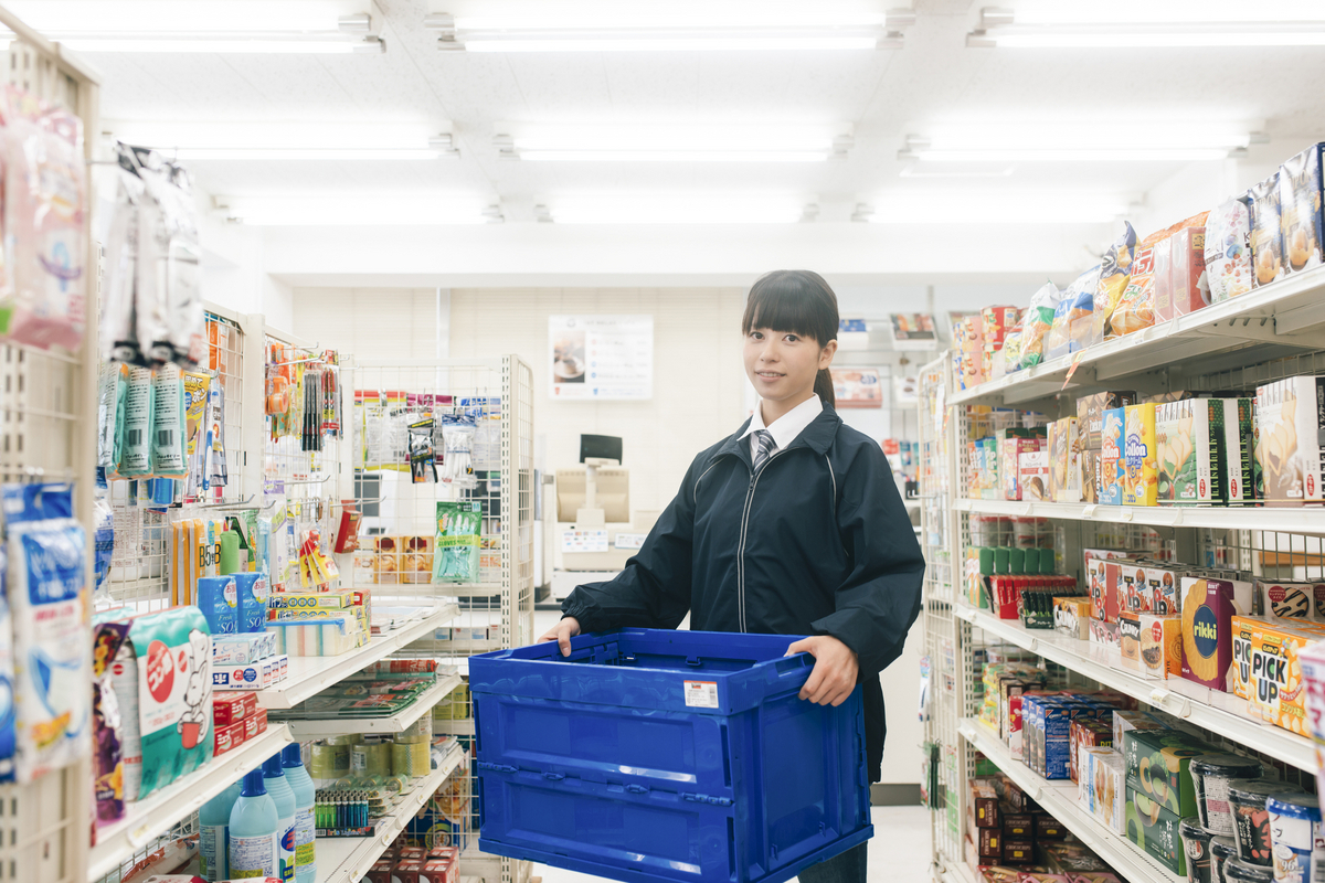 コンビニで働く女性