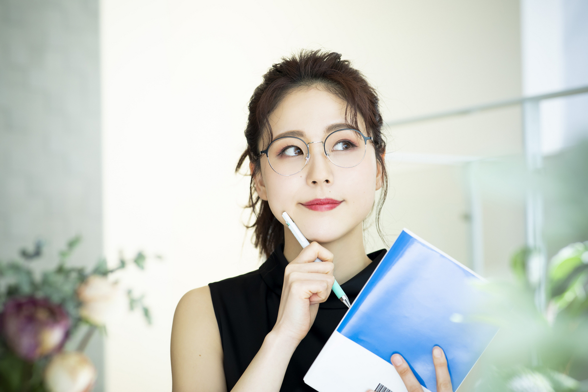 勉強をする女性