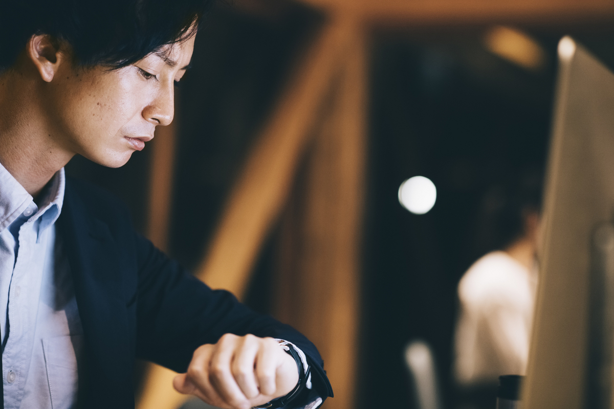 腕時計を見る男性