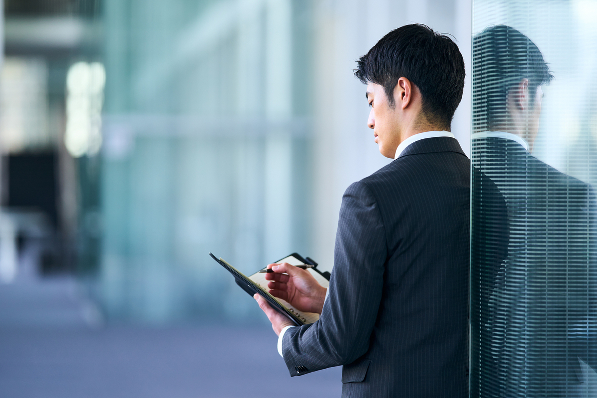 男性社員の後姿