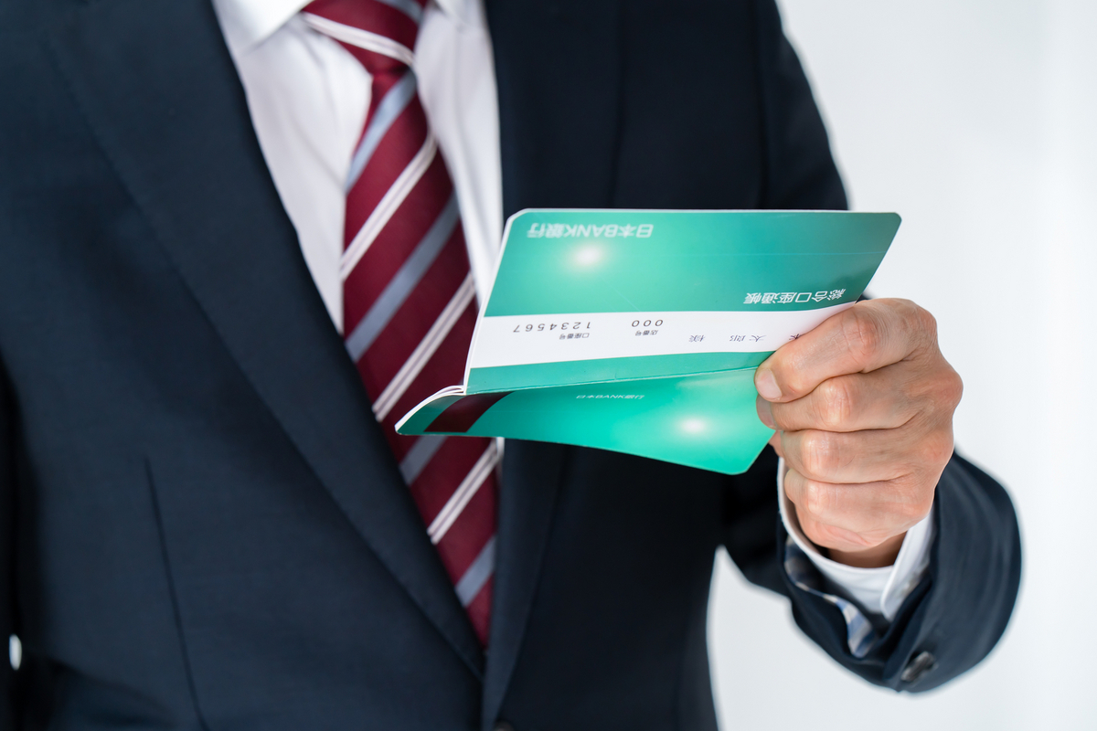 通帳を見る男性