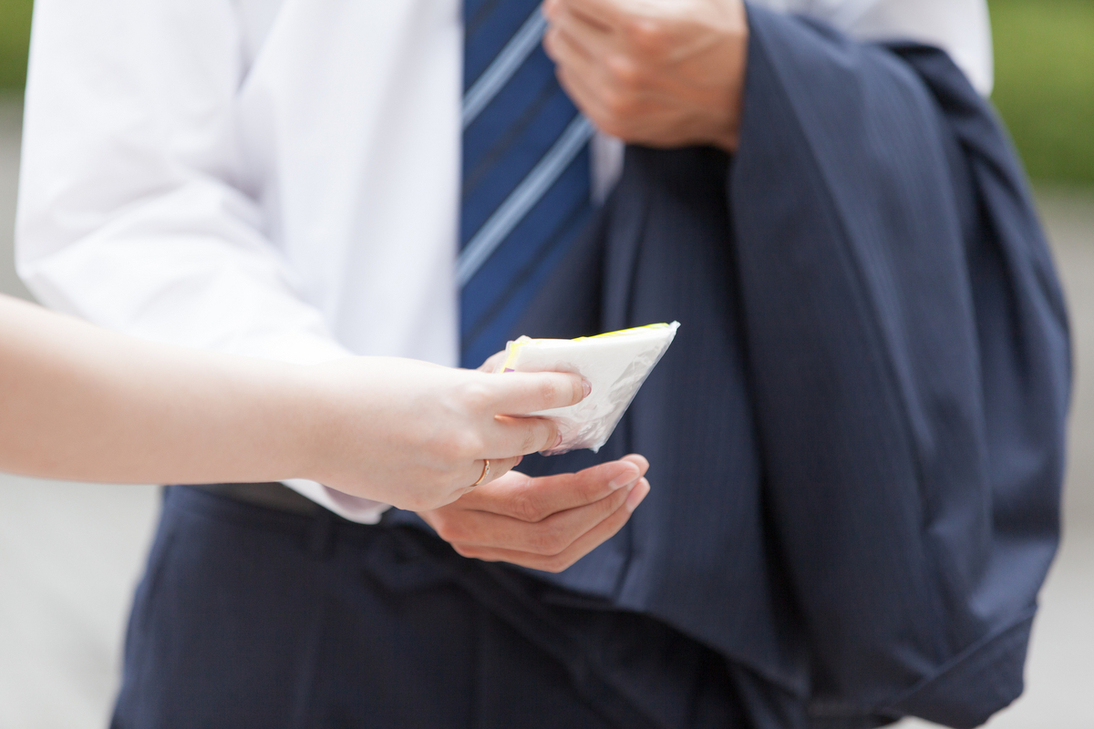 ティッシュを受け取るサラリーマン