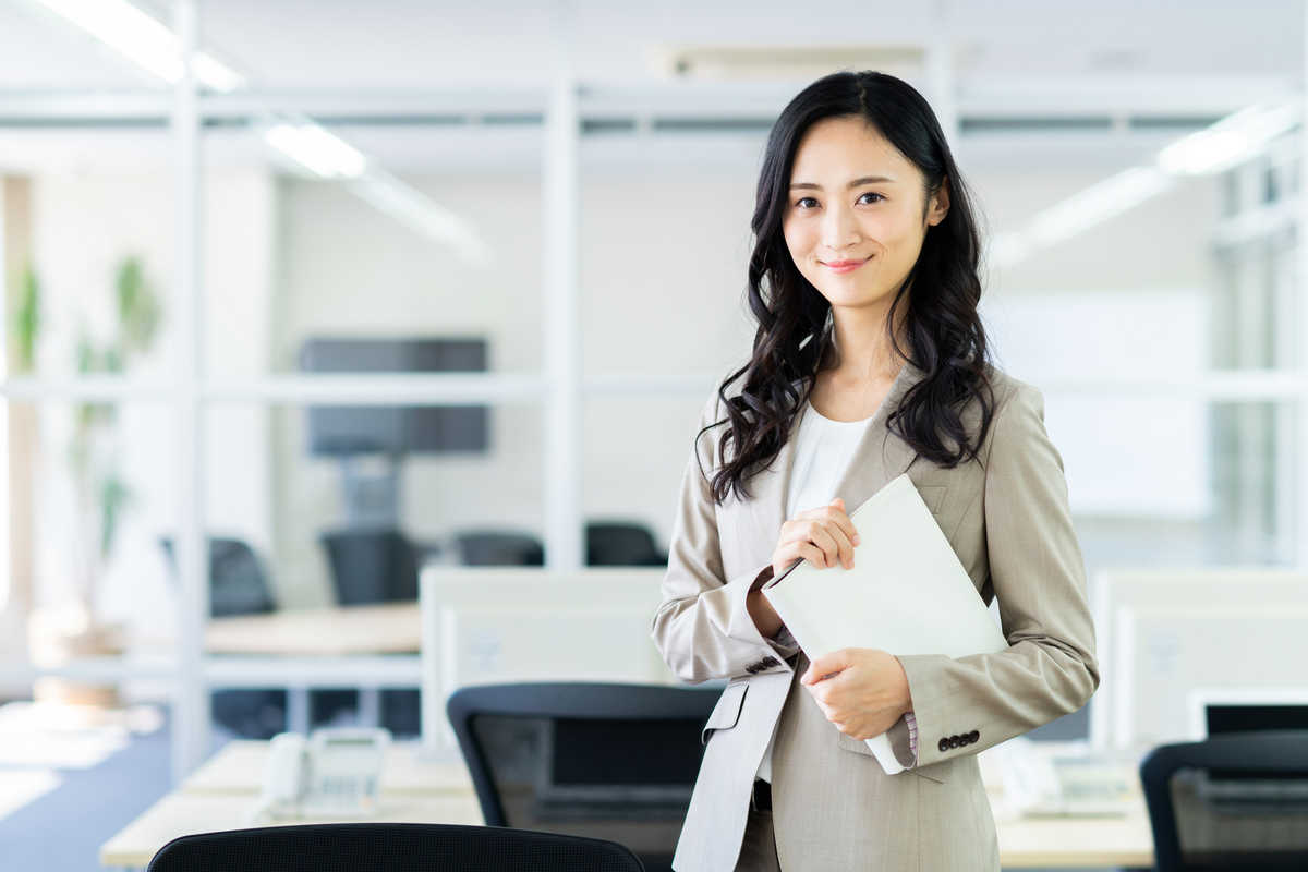 笑顔の女性社員