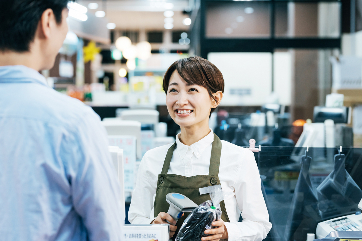 レジ打ちの女性