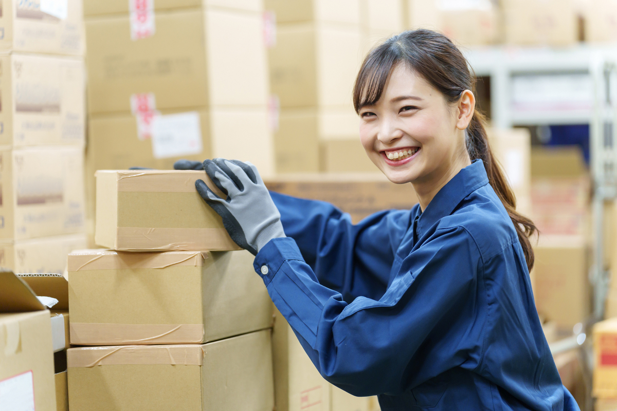 倉庫で作業をする女性