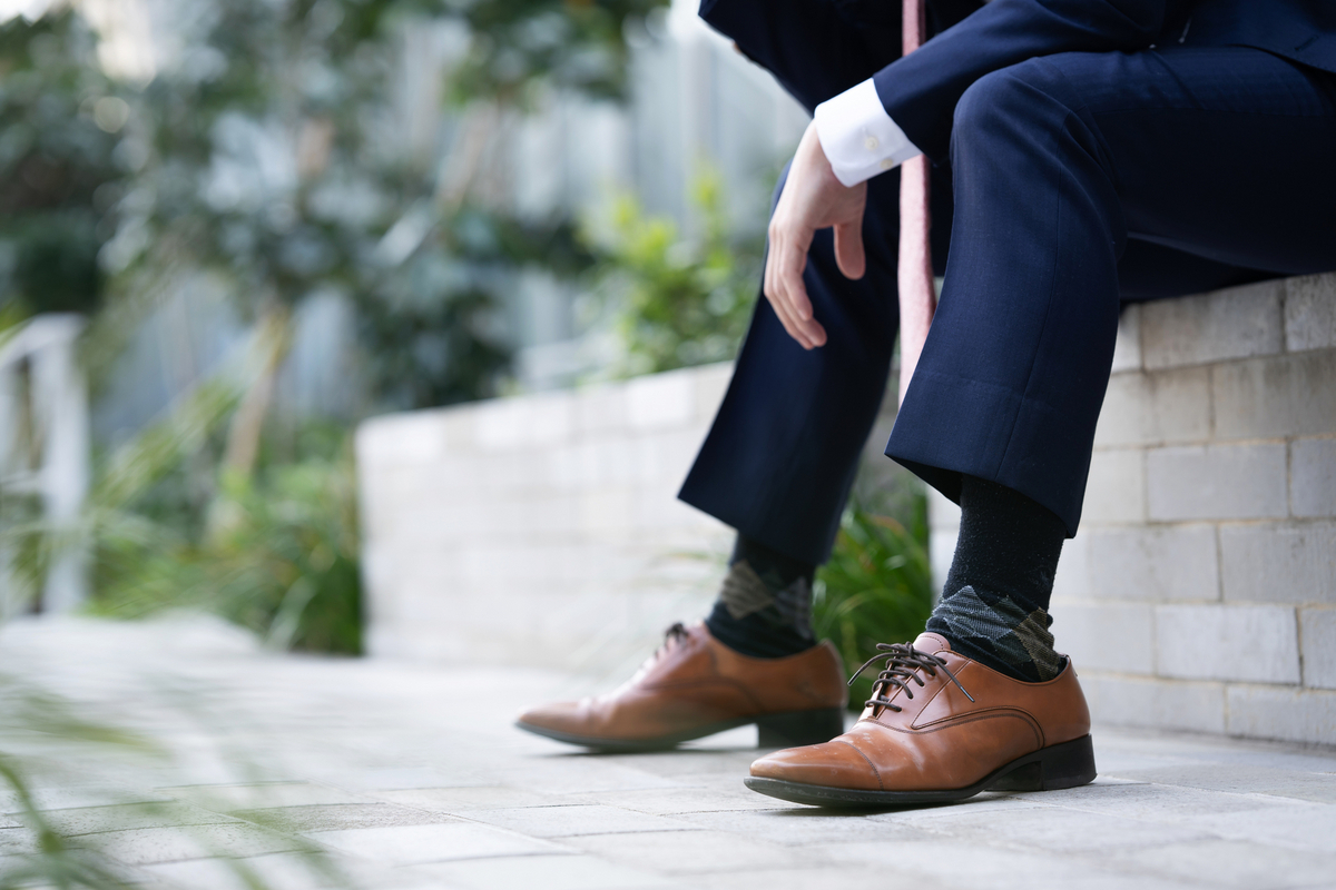 落ち込むスーツの男性