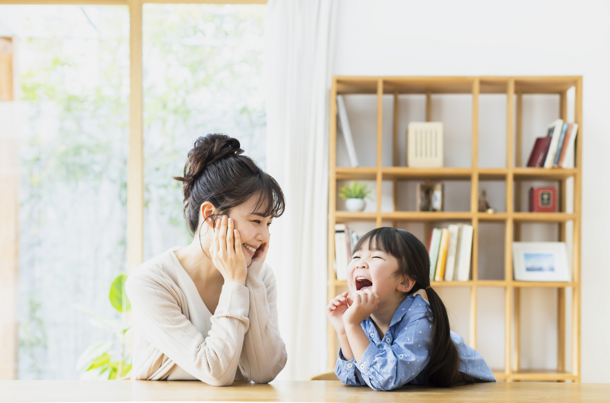 笑い合う親子