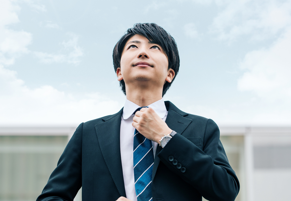 ネクタイを整える男性