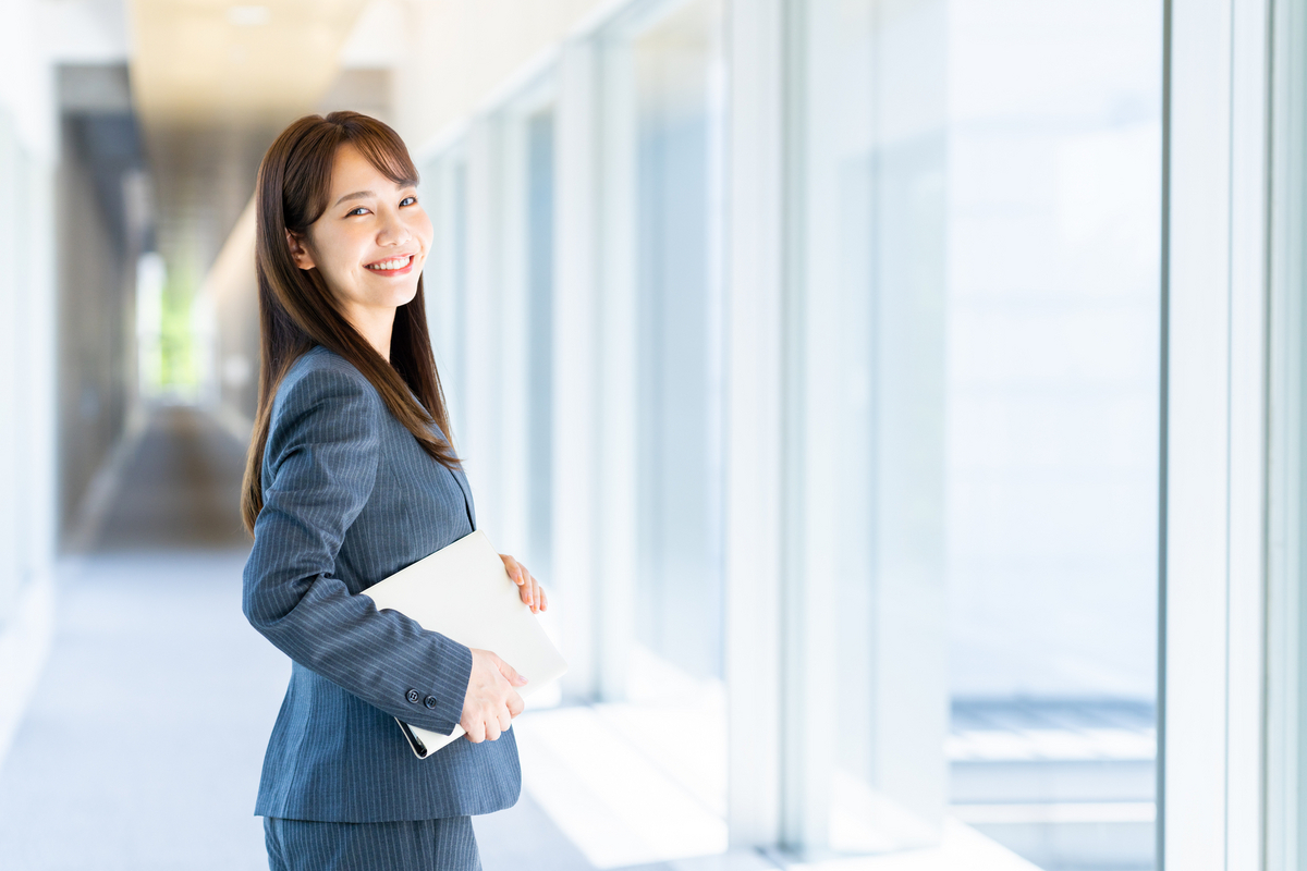 スーツの女性