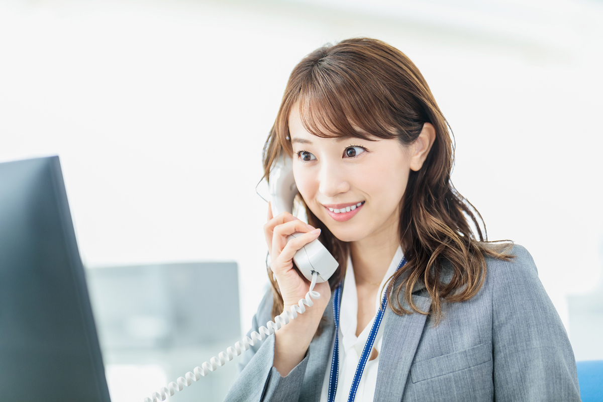 電話を受ける女性