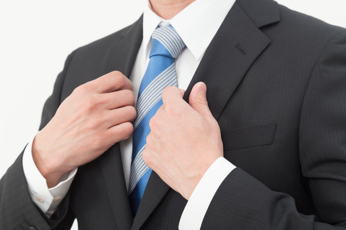 スーツを整える