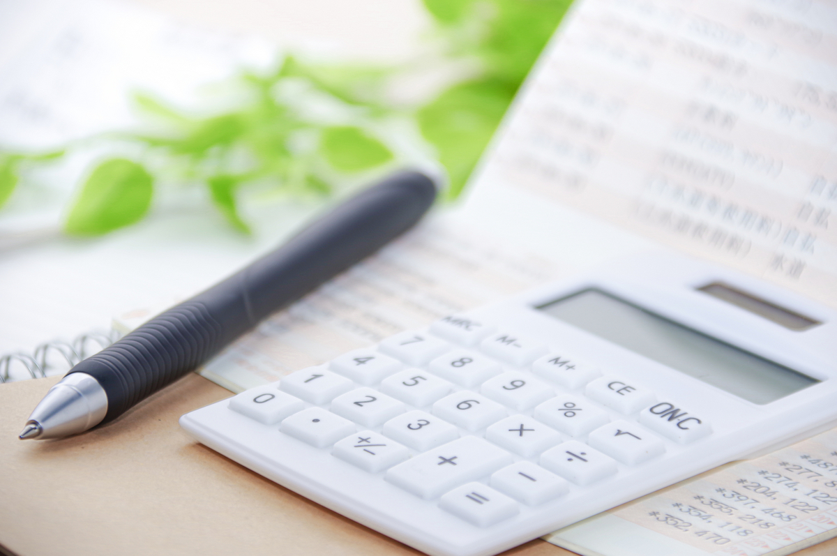 通帳と電卓とペン