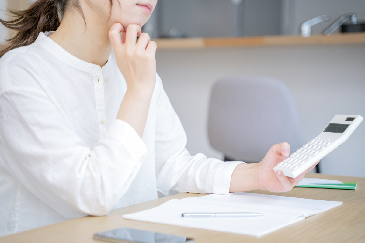 家計簿をつける女性