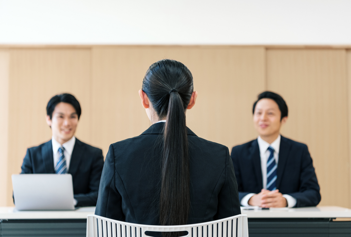 面接を受ける女性