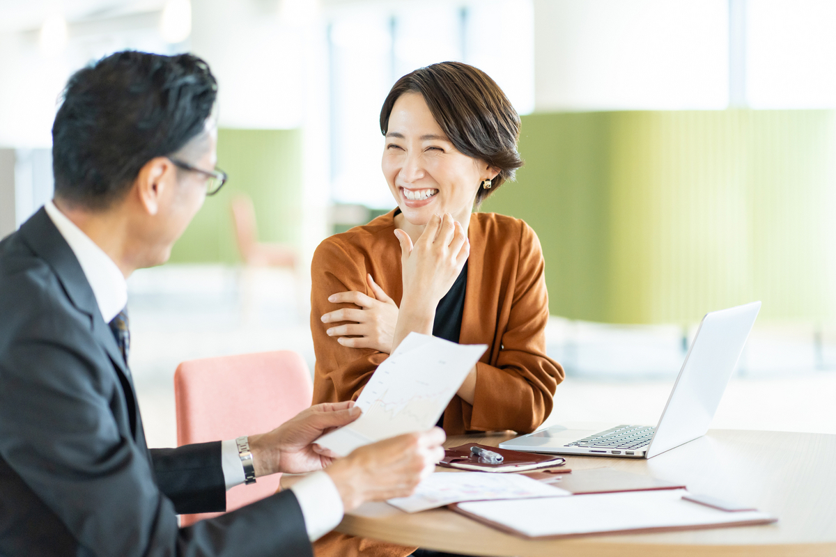 笑顔で働く女性