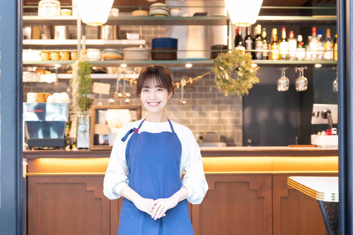 飲食店で働く女性