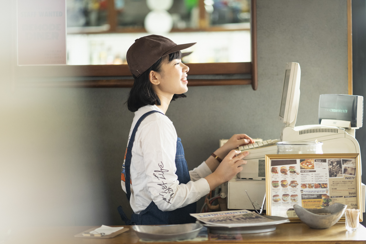 会計をする女性