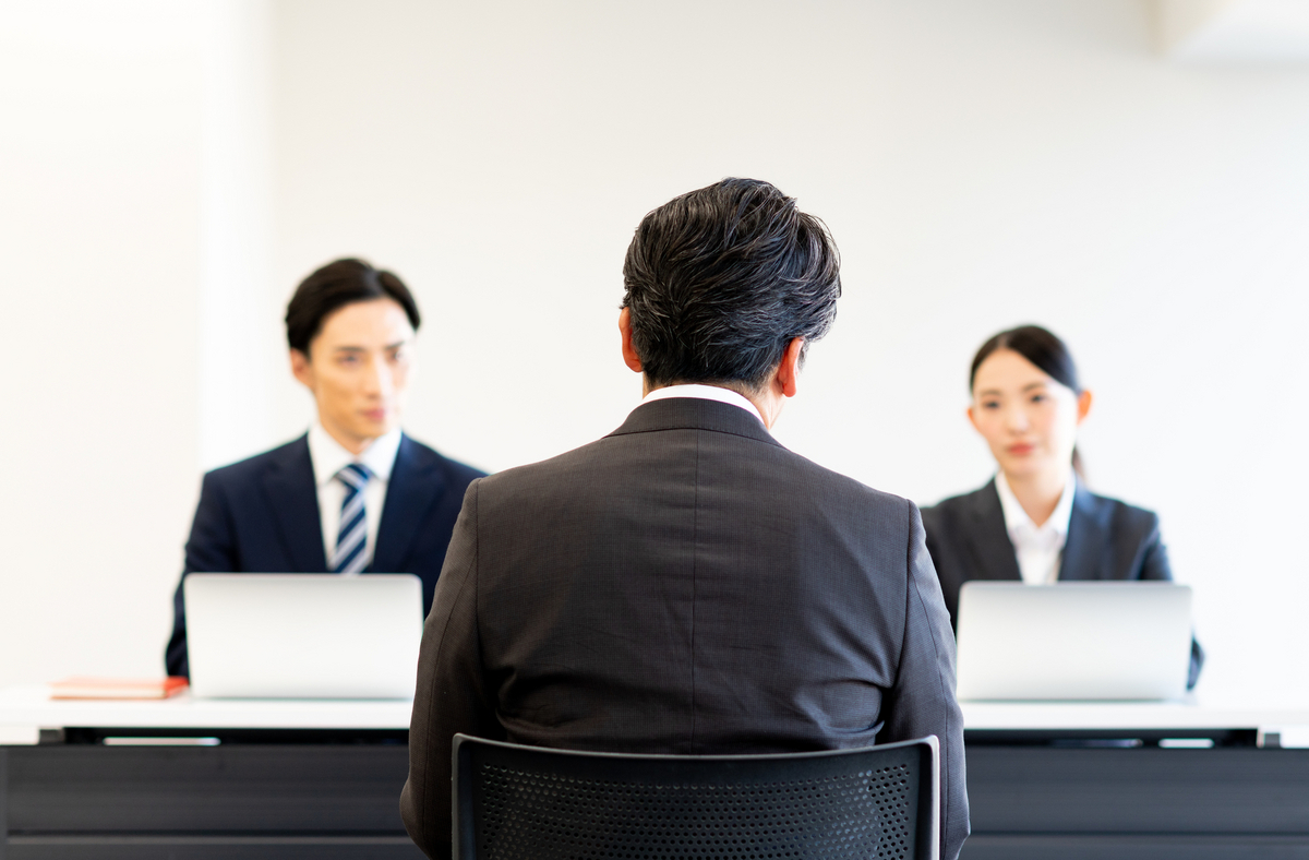 面接をする後ろ姿