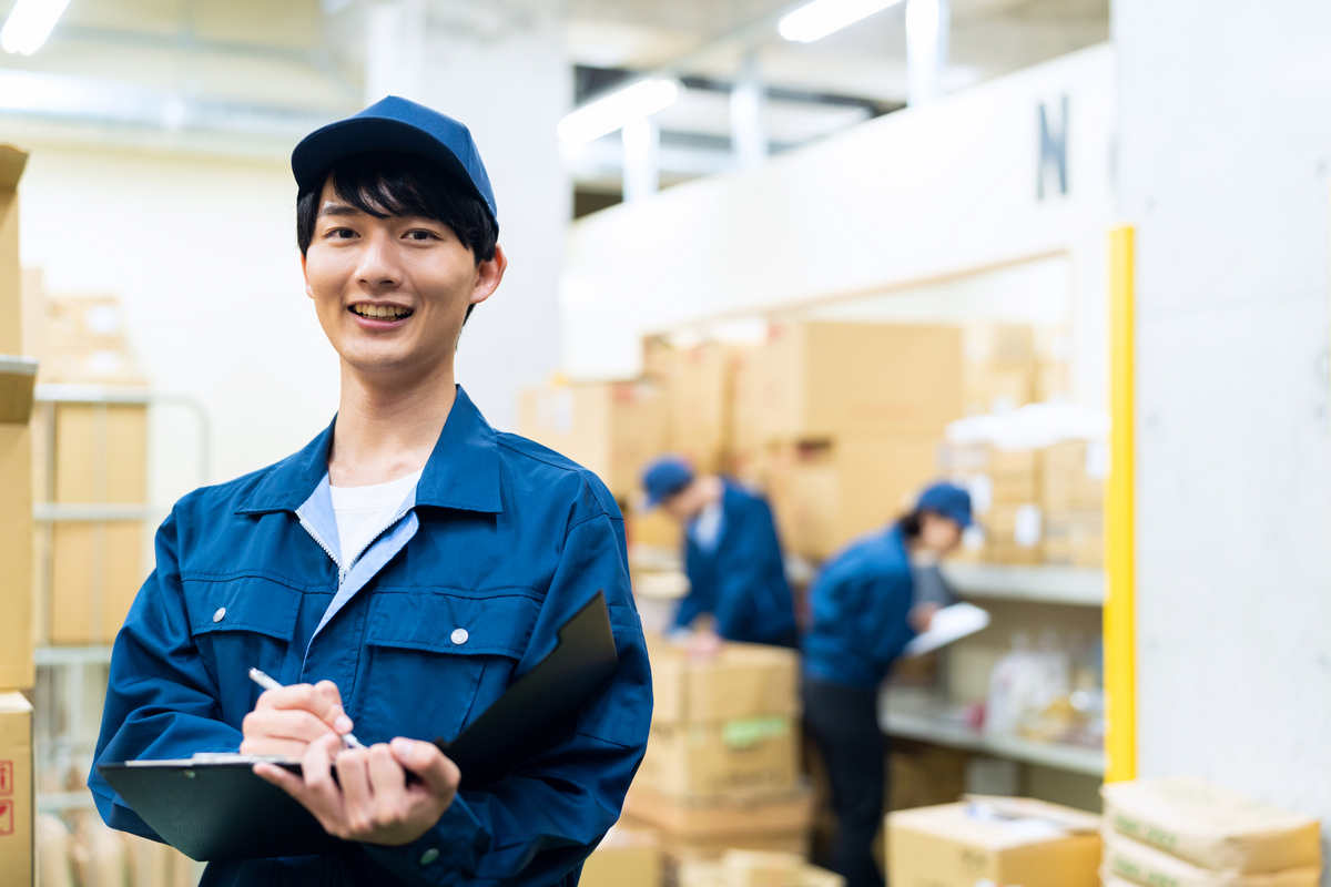 倉庫で働く男性