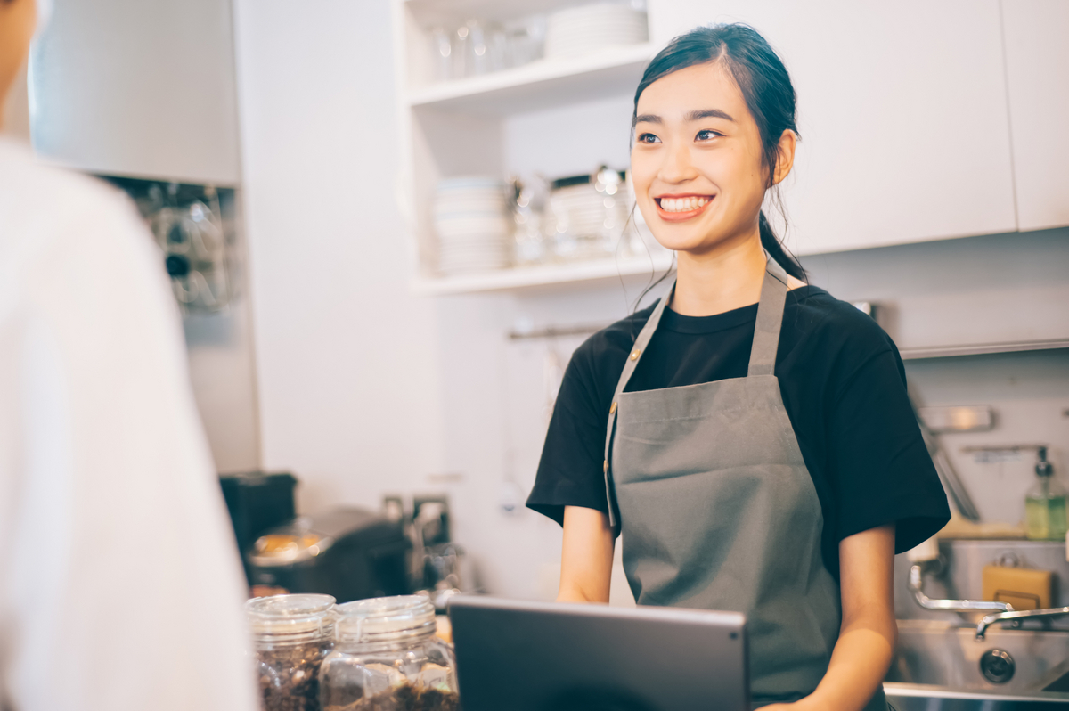 カフェで働く女性