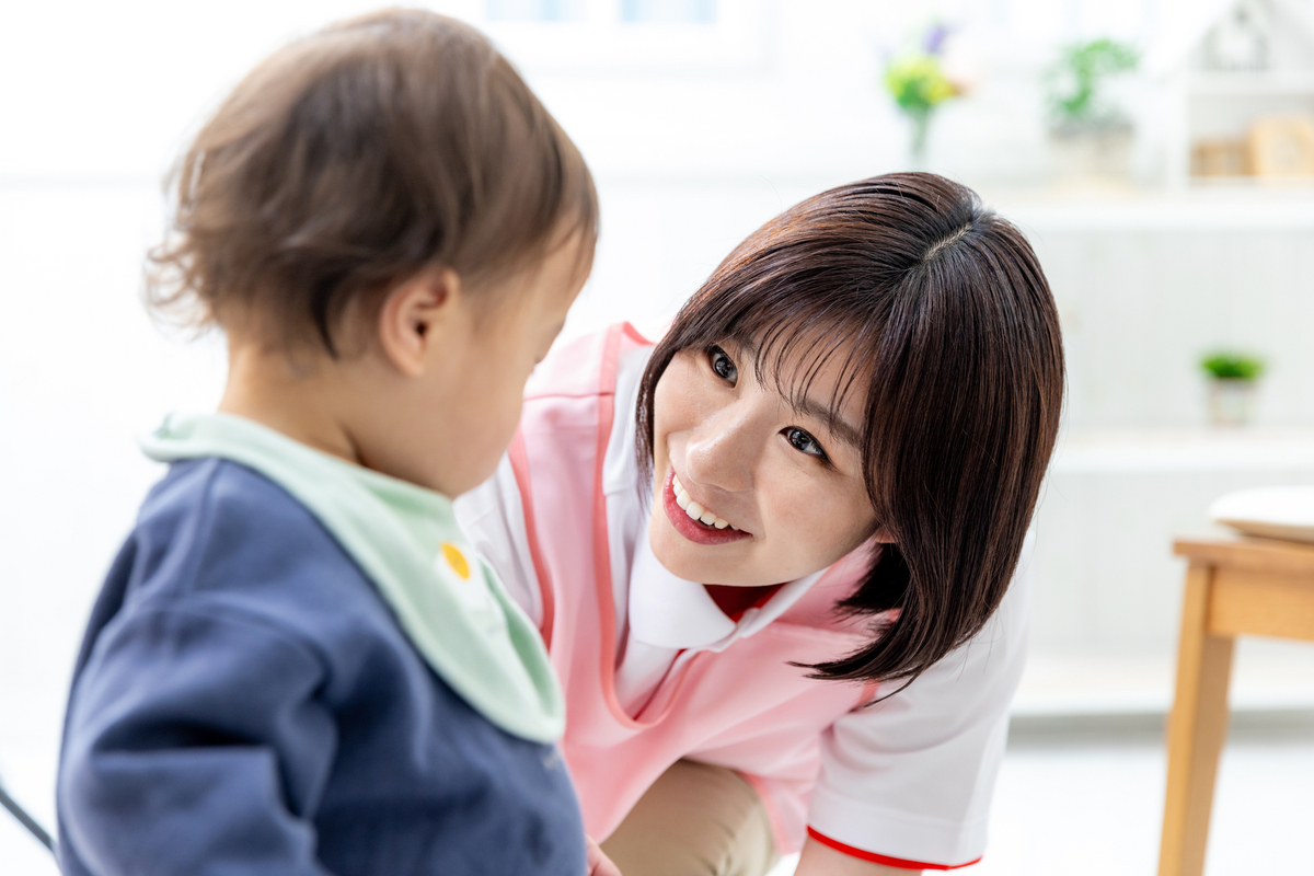 保育士と赤ちゃん
