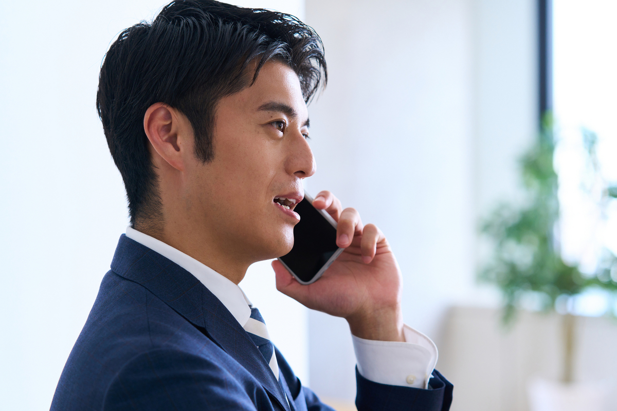 電話をかける男性