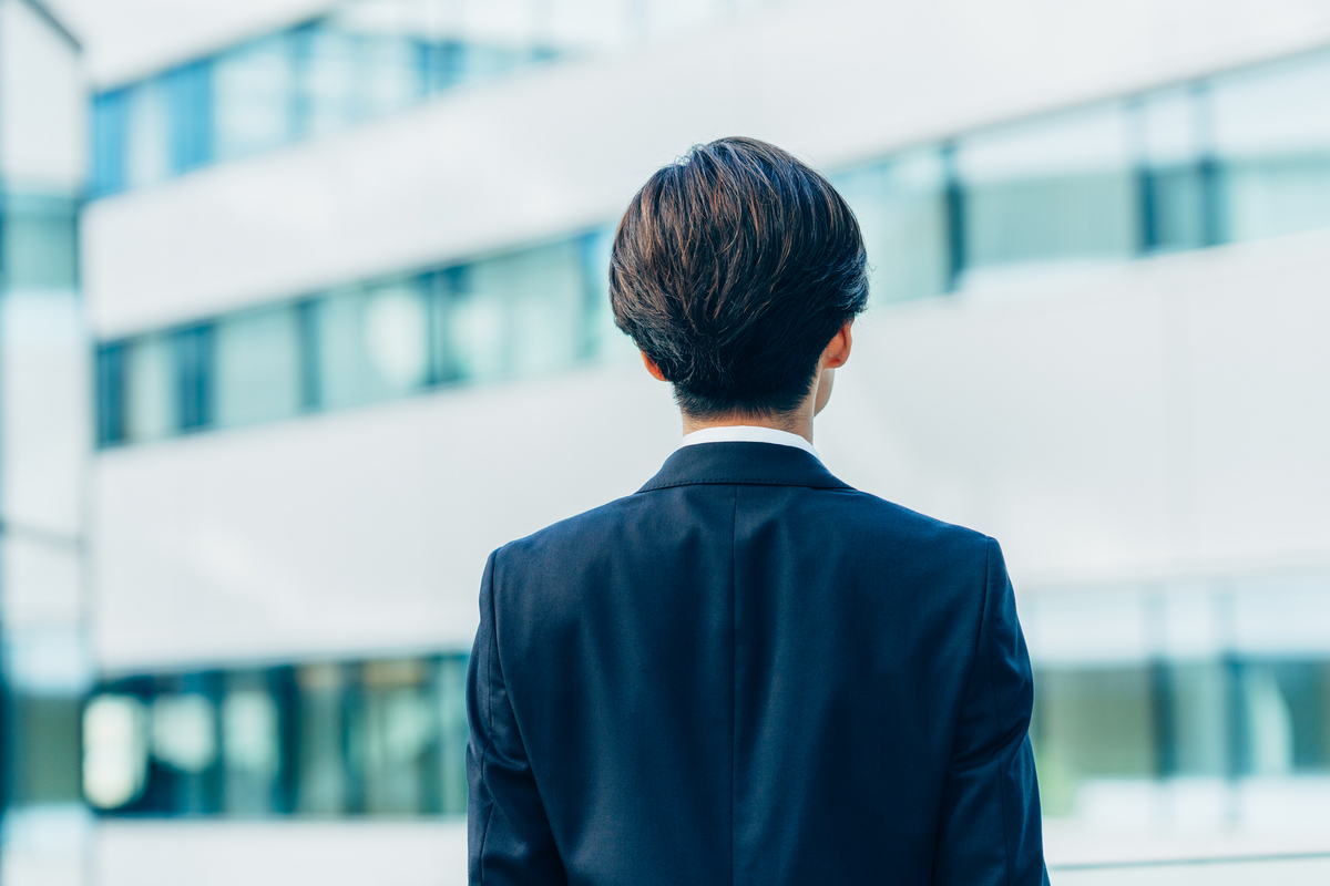 男性会社員の後姿