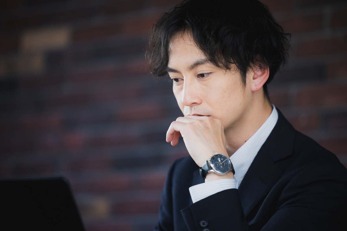 考える男性社員